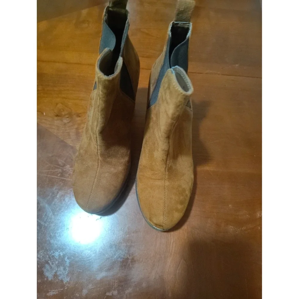 Tan Faux Suede‎ Block Heel Chelsea Ankle Boots Women's Size 8.5 Lug Sole Booties